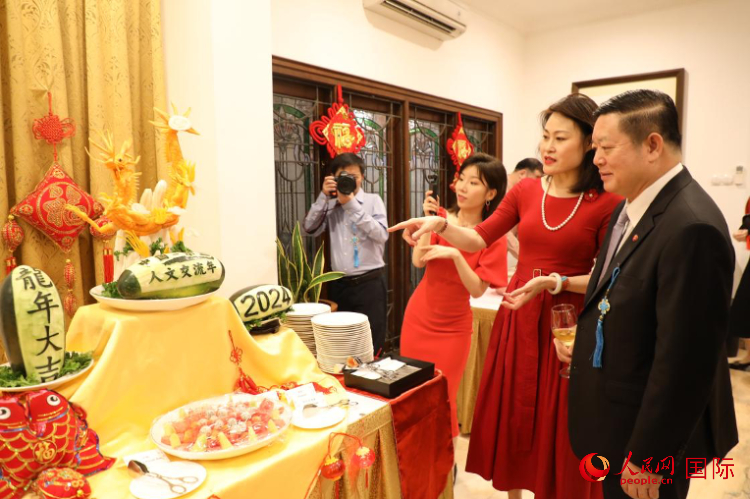 中國駐東(dong) 盟大使侯豔琪（右二）同東(dong) 盟秘書(shu) 長高金洪（右一）欣賞食雕。人民網記者 曹師韻攝