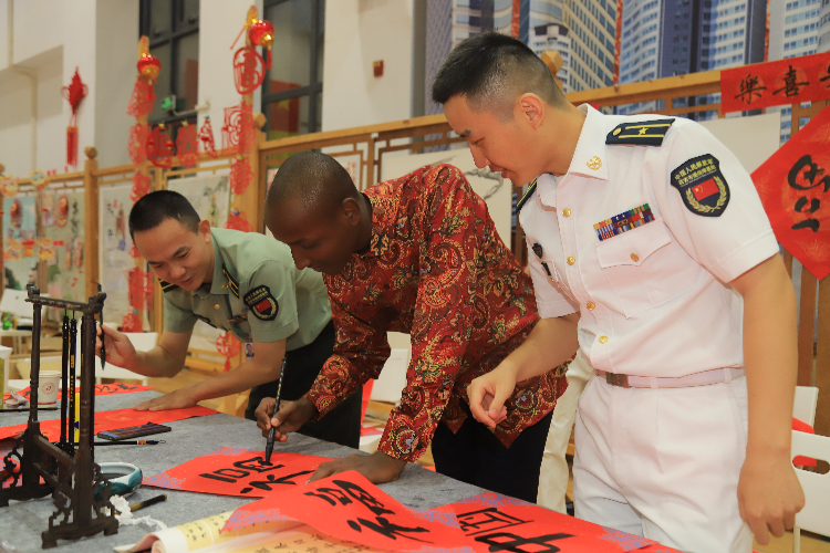 與(yu) 會(hui) 嘉賓體(ti) 驗中國書(shu) 法創作。郭文成攝