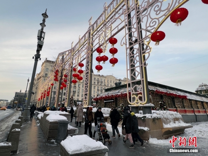 當地時間2月9日，中國農(nong) 曆新年慶祝活動啟動儀(yi) 式在莫斯科市中心的卡梅爾格爾斯基巷舉(ju) 行。圖為(wei) 特維爾大街裝飾的中國大紅燈籠。<a target='_blank' href='https://www.easyfundingllc.com/'><p  align=