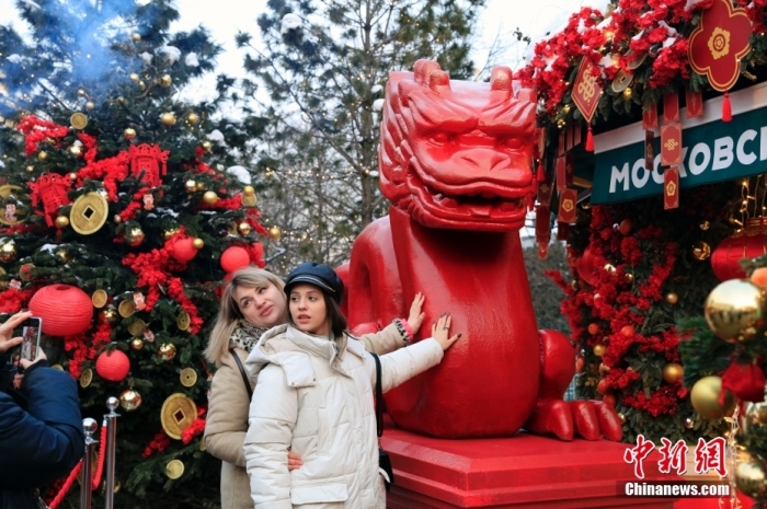 當地時間2月9日，中國農(nong) 曆新年慶祝活動啟動儀(yi) 式在莫斯科市中心的卡梅爾格爾斯基巷舉(ju) 行。中國駐俄大使張漢暉，俄羅斯外交部發言人紮哈羅娃，以及俄羅斯文化部和莫斯科市政府官員出席。慶祝活動將持續至18日。圖為(wei) 當地民眾(zhong) 在特維爾廣場與(yu) 龍雕塑合影。
