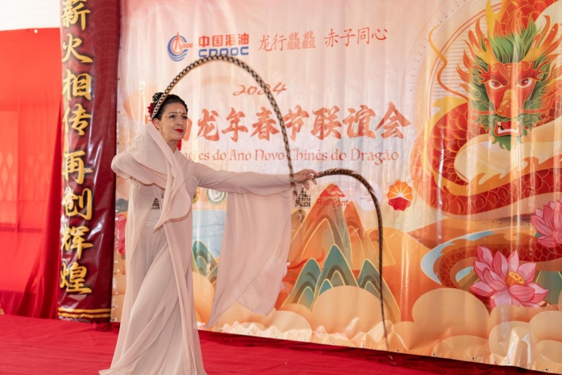 巴西藝術家表演中國舞。裏約天主教大學孔子學院供圖