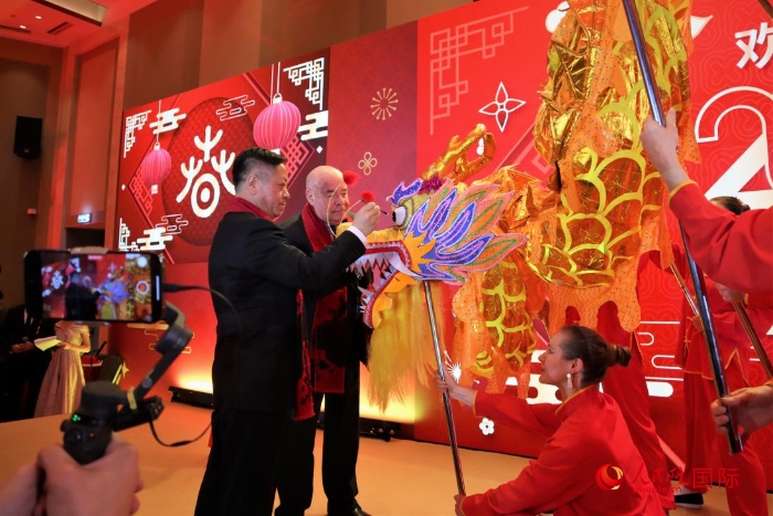 張漢暉（左）、施威特科（右）共同為(wei) 彩龍點睛。於(yu) 子恒攝