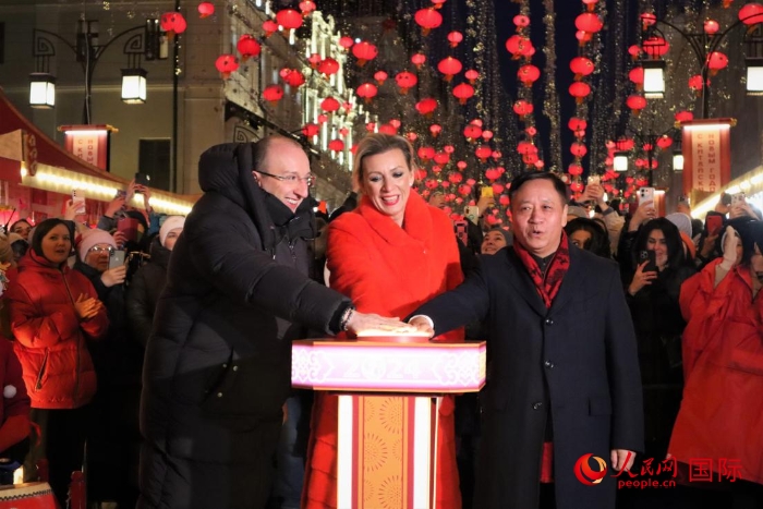 張漢暉、紮哈羅娃、科茲(zi) 洛夫（從(cong) 右至左）共同按下活動啟動按鈕。於(yu) 子恒攝