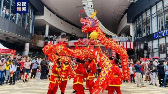 肯尼亞(ya) 舉(ju) 辦首屆春節廟會(hui)  共慶新春佳節