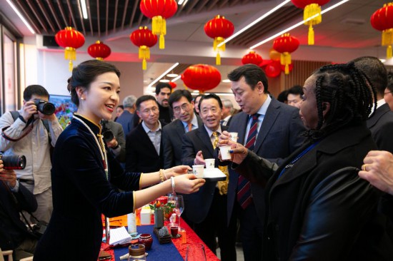 2月2日，人們(men) 在位於(yu) 意大利羅馬的聯合國糧農(nong) 組織總部體(ti) 驗中國茶藝。新華社記者李京攝