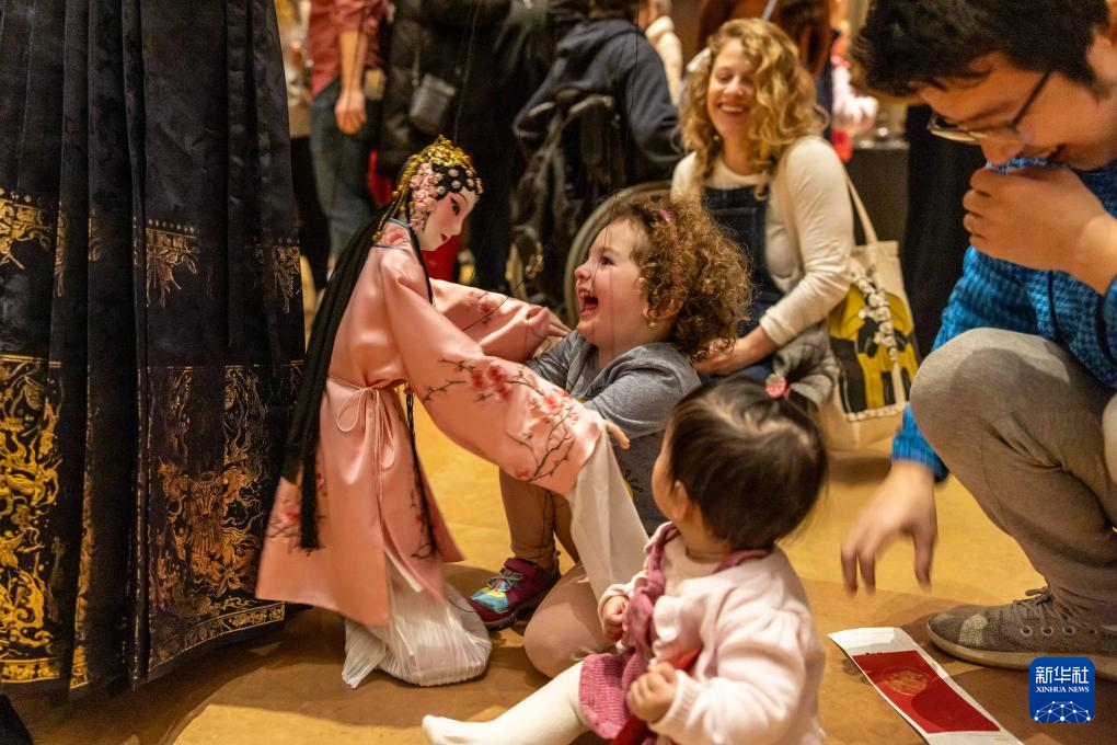 2月11日，孩子們(men) 在美國費城藝術博物館舉(ju) 行的龍年迎新春活動上體(ti) 驗木偶戲。新華社發（周煥新攝）