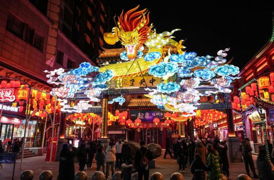 2月11日，遊客在沈陽中街遊覽。春節期間，各地燈火璀璨、火樹銀花，呈現出一幕幕流光溢彩的視覺盛宴。（新華社記者潘昱龍攝）