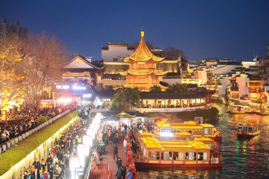 2月14日，遊客在南京夫子廟景區賞燈遊玩。（新華社發，蘇陽攝）