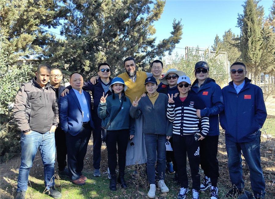 中國醫生們(men) 與(yu) 穆罕默德一家人合影留念。中國第28批援阿爾及利亞(ya) 醫療隊塞地夫分隊供圖