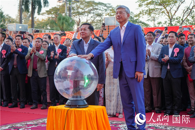 敏昂萊主席和陳海大使在中方援建和改造升級的仰光杜溫納國家體(ti) 育館前共同按亮水晶球，啟動“錦繡唐人街”新春慶典-人民網記者謝佳君攝