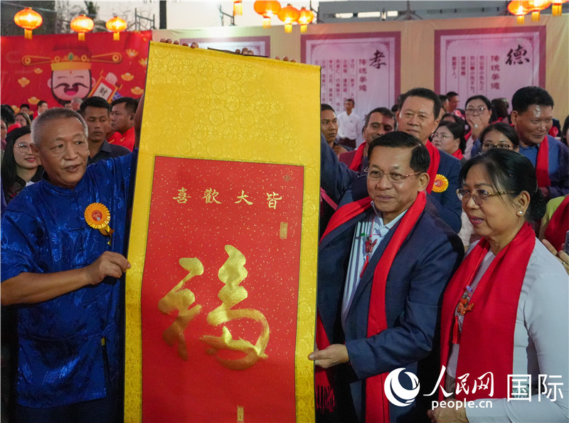 敏昂萊主席夫婦在“錦繡唐人街”新春慶典活動現場體(ti) 驗中國傳(chuan) 統書(shu) 法藝術-人民網記者謝佳君攝