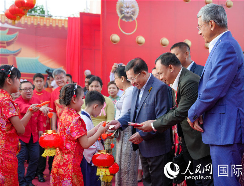 在活動現場，敏昂萊主席夫婦根據當地傳(chuan) 統向兒(er) 童送祝福1-人民網記者謝佳君攝