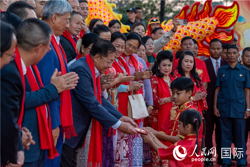 在活動現場，敏昂萊主席根據當地傳(chuan) 統向兒(er) 童送祝福2-人民網記者謝佳君攝