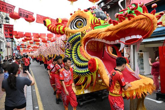 2月1日，由馬來西亞(ya) 和中國的100多名青少年組成的舞龍隊在馬來西亞(ya) 馬六甲市雞場街上共舞一條近200米的“長龍”。這是活動現場的“長龍”。新華社記者程一恒攝