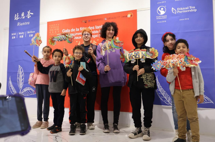 孩子們(men) 拿著元宵彩燈合影。拉巴特中國文化中心供圖