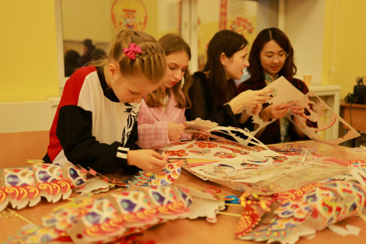 俄羅斯小朋友體(ti) 驗中國傳(chuan) 統手工藝。俄羅斯國立人文大學孔子學院供圖