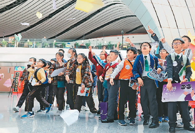 大興(xing) 機場迎來香港快運航空首航  香港師生感受內(nei) 地發展脈動