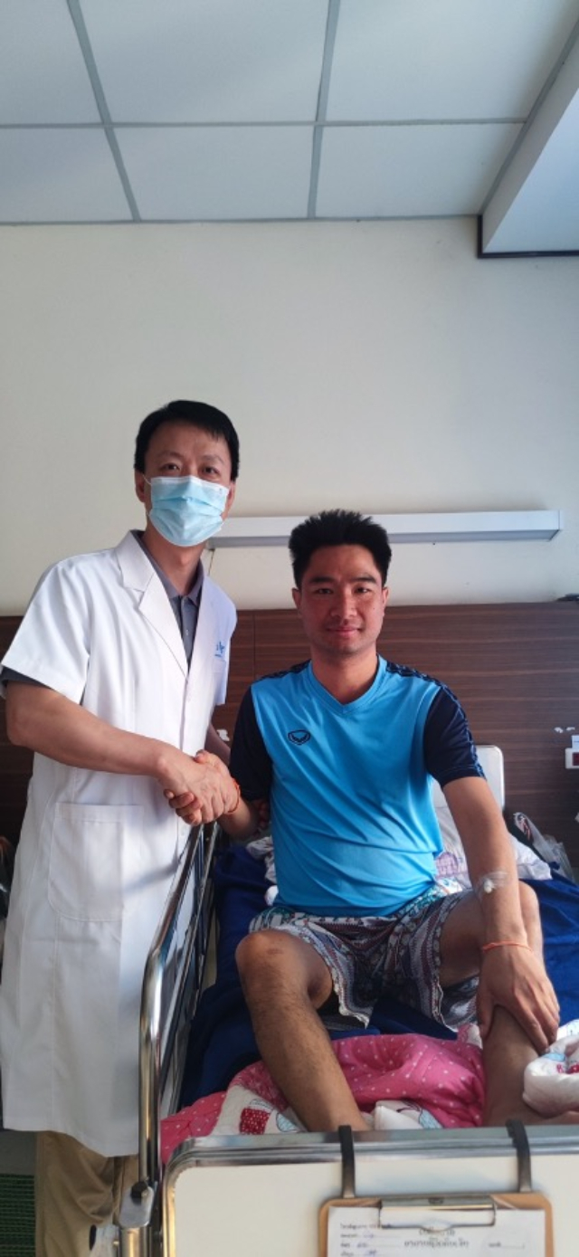 李凱教授與(yu) 術後康複的患者合影。中國駐老撾大使館供圖