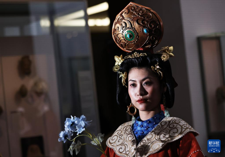 3月13日，在位於(yu) 法國巴黎的吉美國立亞(ya) 洲藝術博物館，模特展示敦煌複原服飾。新華社記者 高靜 攝