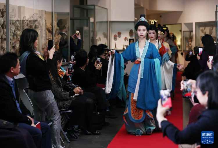 3月13日，在位於(yu) 法國巴黎的吉美國立亞(ya) 洲藝術博物館，模特展示敦煌複原服飾。新華社記者 高靜 攝