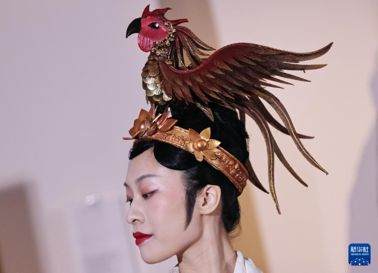 3月13日，在位於(yu) 法國巴黎的吉美國立亞(ya) 洲藝術博物館，模特展示敦煌複原服飾。新華社記者 高靜 攝