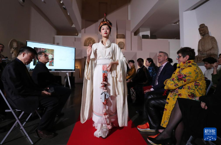 3月13日，在位於(yu) 法國巴黎的吉美國立亞(ya) 洲藝術博物館，模特展示敦煌複原服飾。新華社記者 高靜 攝