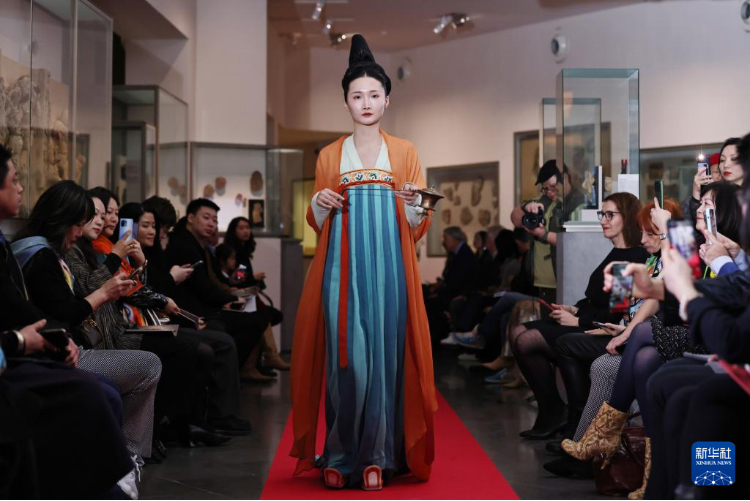 3月13日，在位於(yu) 法國巴黎的吉美國立亞(ya) 洲藝術博物館，模特展示敦煌複原服飾。新華社記者 高靜 攝