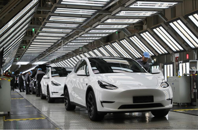 2023年12月22日，在特斯拉上海超級工廠內(nei) ，工人在對出廠前的車輛進行漆麵及門窗檢測。新華社記者 方喆 攝