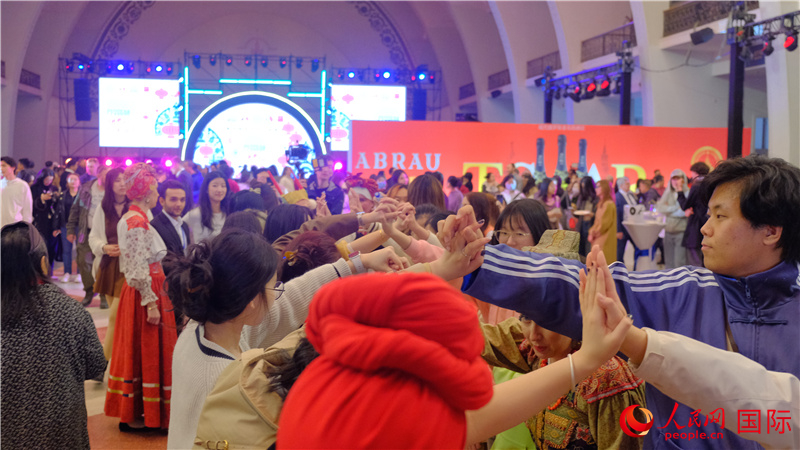 中俄觀眾(zhong) 在現場參與(yu) 俄羅斯民俗互動遊戲。人民網 褚夢琦攝