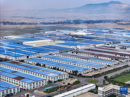 這是2023年11月3日在埃塞俄比亞(ya) 杜凱姆市拍攝的東(dong) 方工業(ye) 園（無人機照片）。 新華社發（東(dong) 方工業(ye) 園供圖）