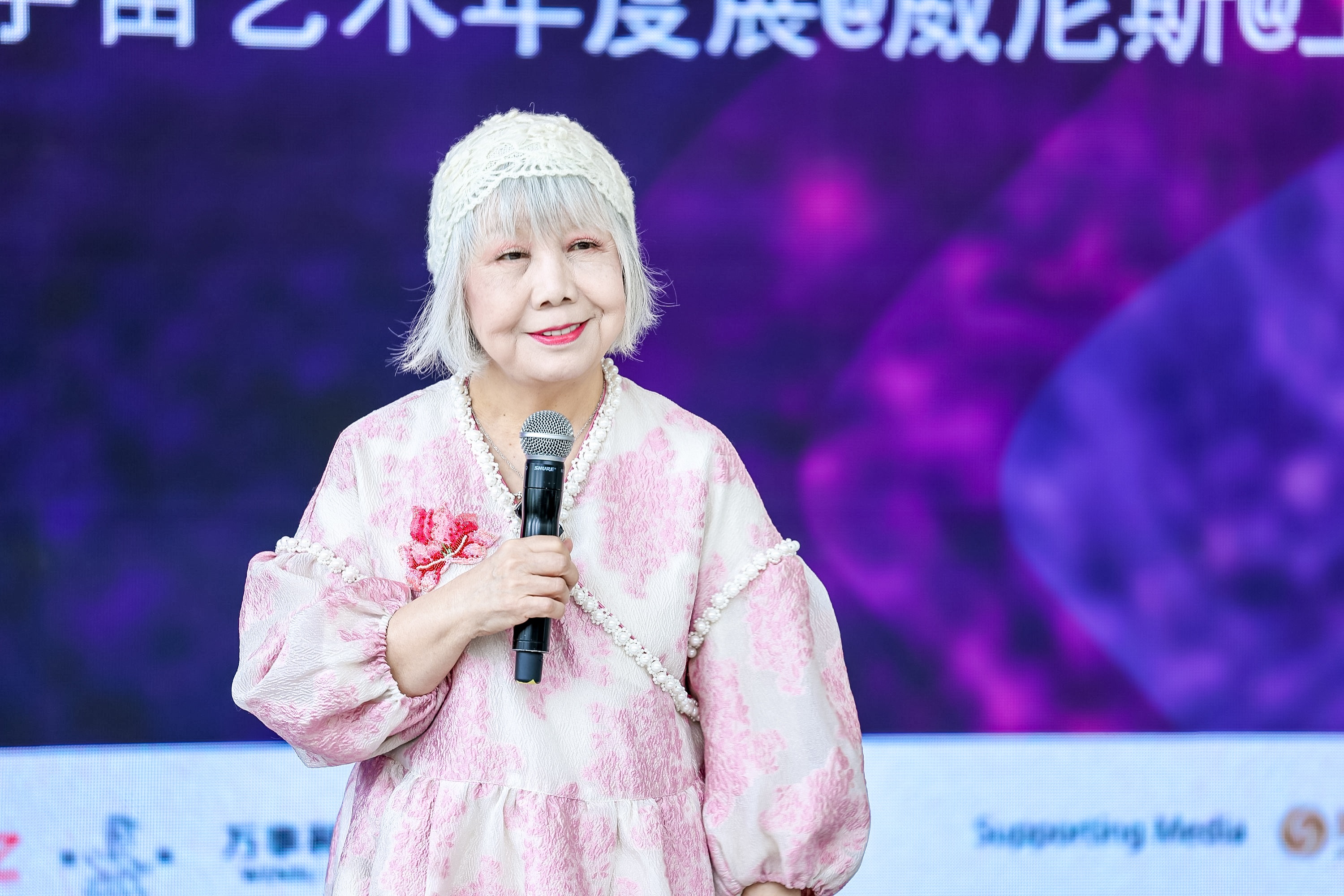 圖3：資深策展人、藝評家、台北實踐大學教授陸蓉之致辭（圖片：鳳凰中心）