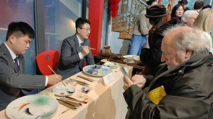 在巴黎遇見中國陶瓷——他們(men) 帶著“洋景漂”的作品來到歐洲