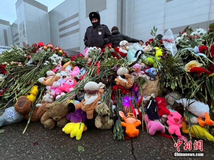 當地時間3月24日，俄羅斯全國哀悼日，悼念22日發生在莫斯科州克拉斯諾戈爾斯克市“克羅庫斯城”音樂(le) 廳恐怖襲擊事件中的遇難者。此次恐襲已導致137人遇難，150多人受傷(shang) 。圖為(wei) 民眾(zhong) 在恐襲事件現場附近敬獻的鮮花和毛絨玩具。<a target='_blank' href='https://www.easyfundingllc.com/'><p  align=