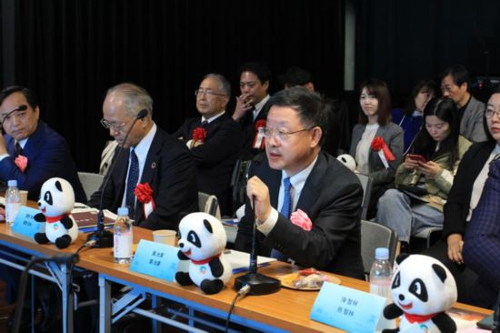 圖為(wei) 四川省文化和旅遊廳廳長戴允康向日本友人介紹四川旅遊資源。（中國駐東(dong) 京旅遊辦事處供圖）