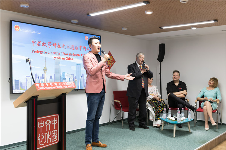 中國青年男高音歌唱家方瀧與(yu) 奧爾基·圖爾達合唱羅語歌曲。布加勒斯特中國文化中心供圖。