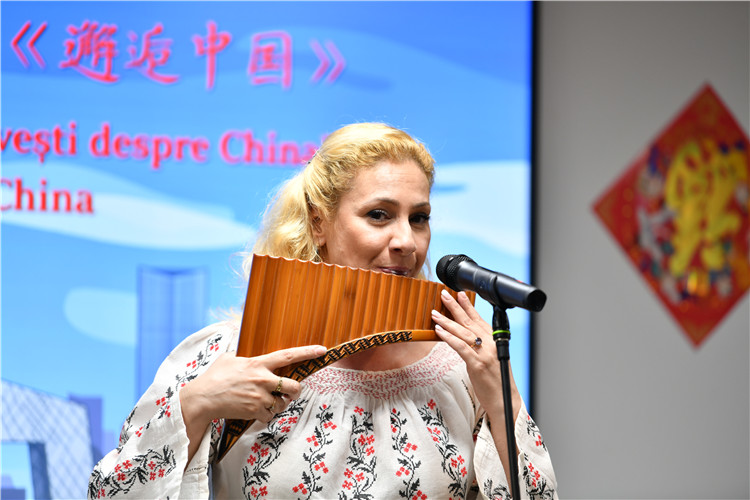 喬(qiao) 治亞(ya) 娜·帕納演奏排簫。 布加勒斯特中國文化中心供圖。