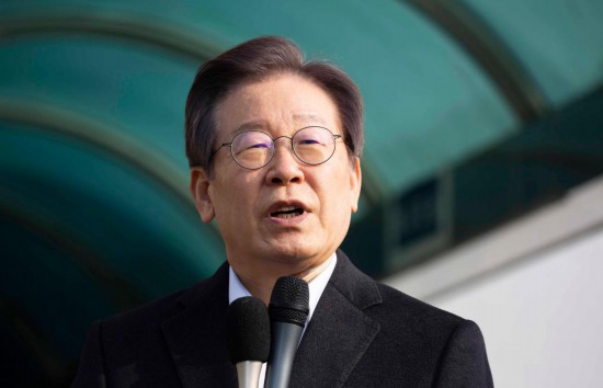 1月10日，韓國最大在野黨(dang) 黨(dang) 首李在明從(cong) 首爾大學醫院出院時發表講話。新華社發（全休相攝）