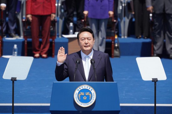 2022年5月10日，在韓國首爾，尹錫悅出席總統宣誓就職儀(yi) 式。新華社發（李相浩攝）