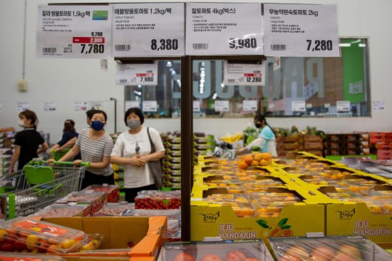 2022年7月9日，人們(men) 在韓國高陽市一家超市水果區購物。新華社記者王益亮攝