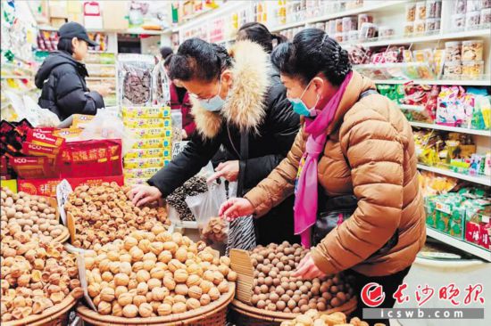 　　在長沙南門口菜市場附近的一家炒貨店內(nei) ，市民正在選購年貨。　　長沙晚報全媒體(ti) 記者 範宏歡 攝