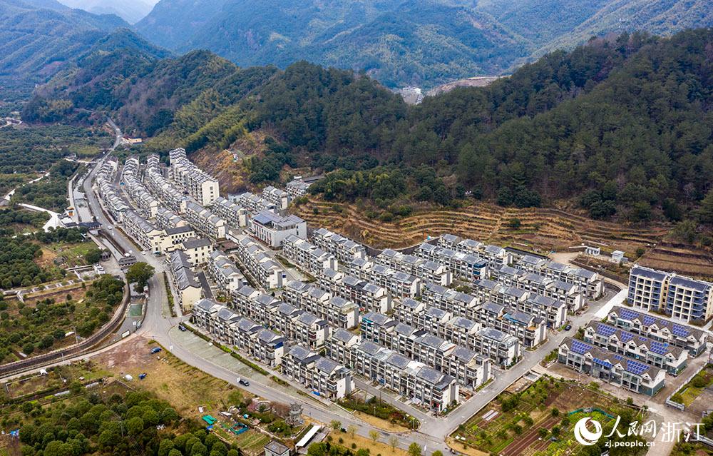 近日，航拍寧波市海曙區龍觀鄉(xiang) 李嶴村屋頂光伏項目。人民網 章勇濤攝