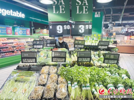 　　家樂(le) 福芙蓉廣場店，市民在選購春菜。