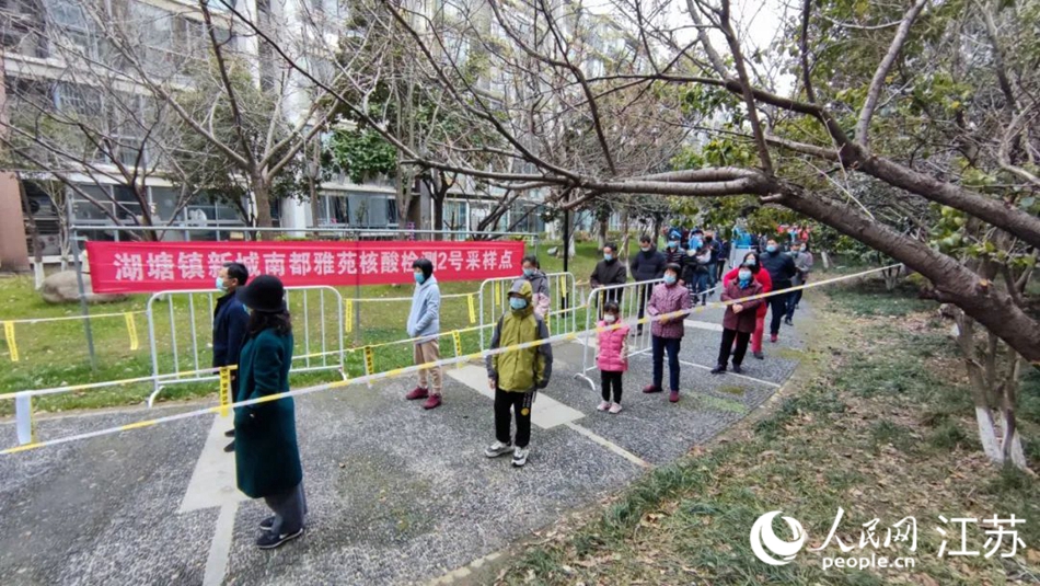 湖塘鎮黨(dang) 員幹部定點、定人、定崗、定責保障核酸檢測有序進行。 武進區委宣傳(chuan) 部供圖