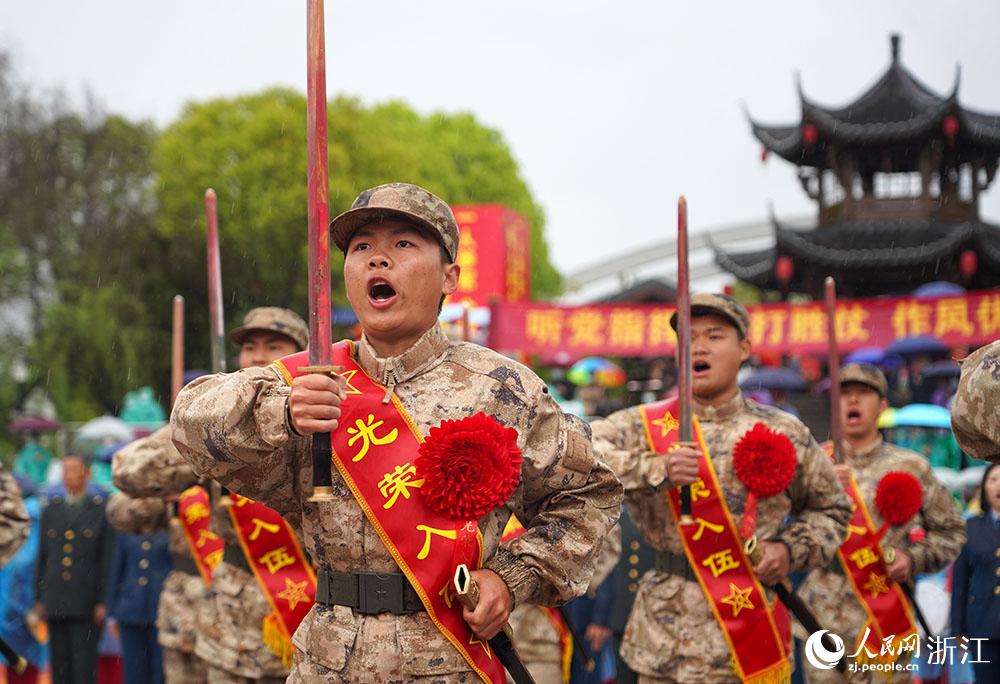 3月22日，新兵們(men) 高喊誓言、莊嚴(yan) 亮劍。人民網 章勇濤攝
