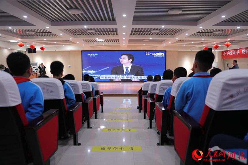 邯鄲市複興(xing) 區實驗小學學生集中收聽收看“天宮課堂”第二課。 王伸攝
