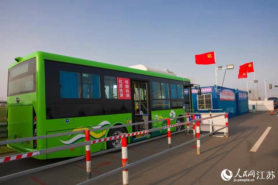 淮安市客總汽車運輸有限公司調集兩(liang) 部車況最佳“核酸采樣流動車”，組建黨(dang) 員“先鋒崗”。紀星名攝