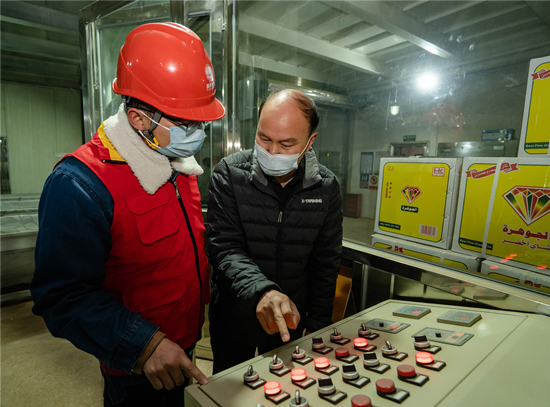 電力工作人員對用電企業(ye) 進行指導。受訪單位供圖