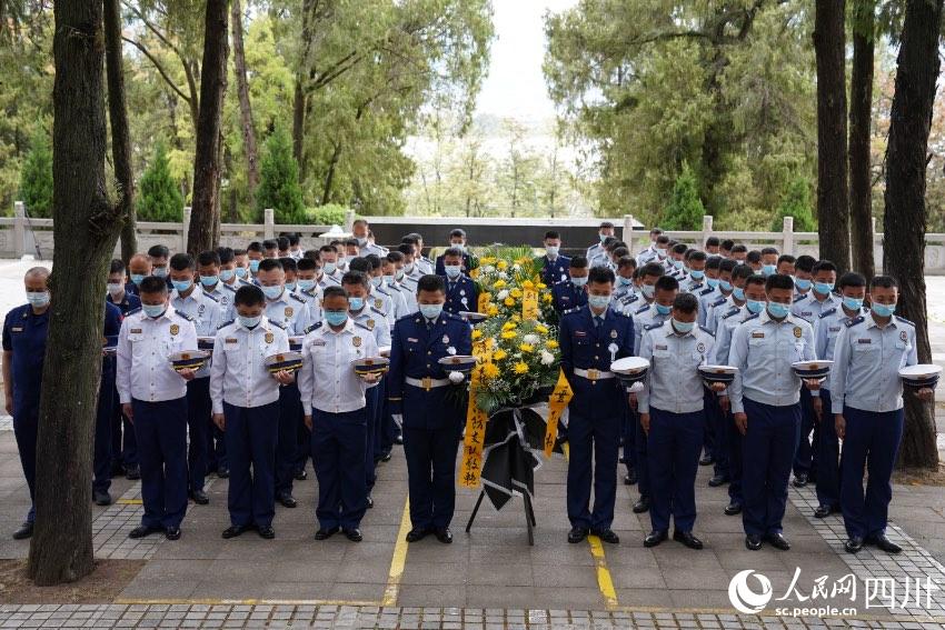 涼山州森林消防支隊駐西昌全體(ti) 消防救援人員一同前往西昌市烈士陵園舉(ju) 行紀念活動。樊文淵攝