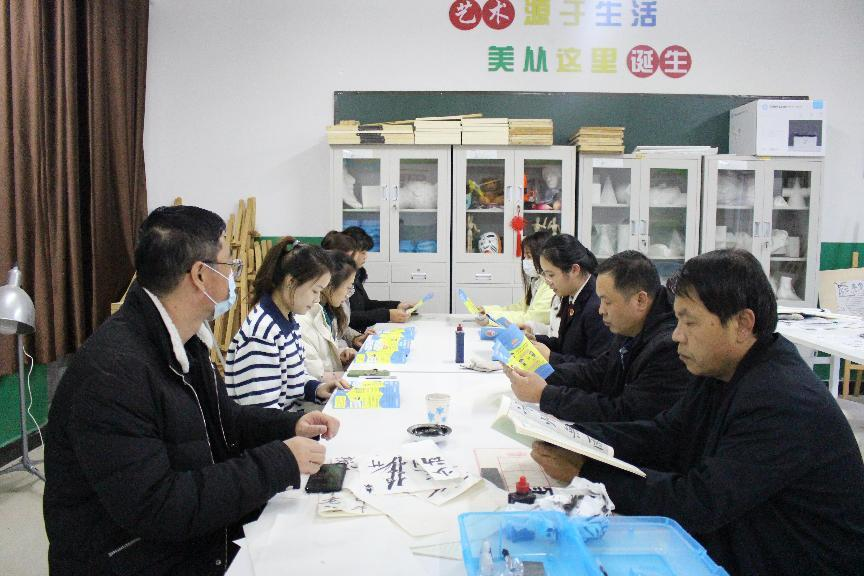 河北省臨(lin) 西縣人民檢察院未檢檢察官在臨(lin) 西縣第二小學為(wei) 家長講解家庭教育促進法。 孫國月攝