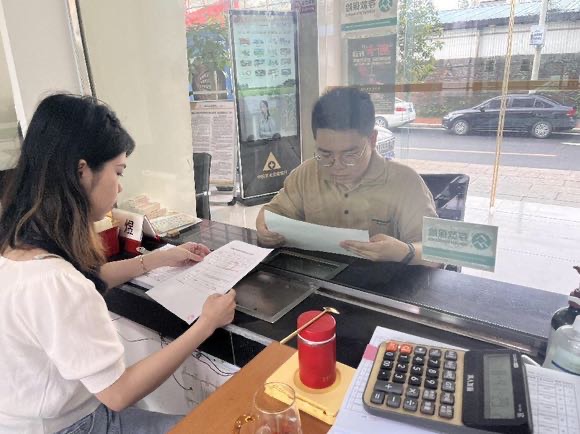 選派對象正在給客戶介紹銀行產(chan) 品。農(nong) 發銀行攸縣支行供圖